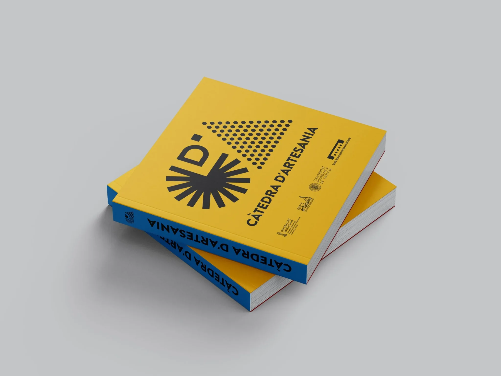 Manual de identidad de la Cátedra d'Artesania impreso, portada amarilla y azul