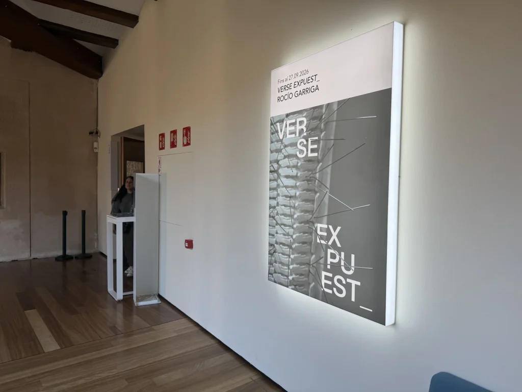Cartel luminoso de Verse expuest_ en la entrada de la sala del Centre del Carmen, diseñado por Creatias Estudio