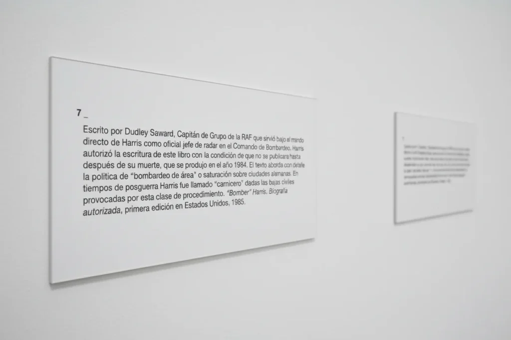 Cartela de sala de la exposición Verse expuest_, diseñada por Creatias Estudio