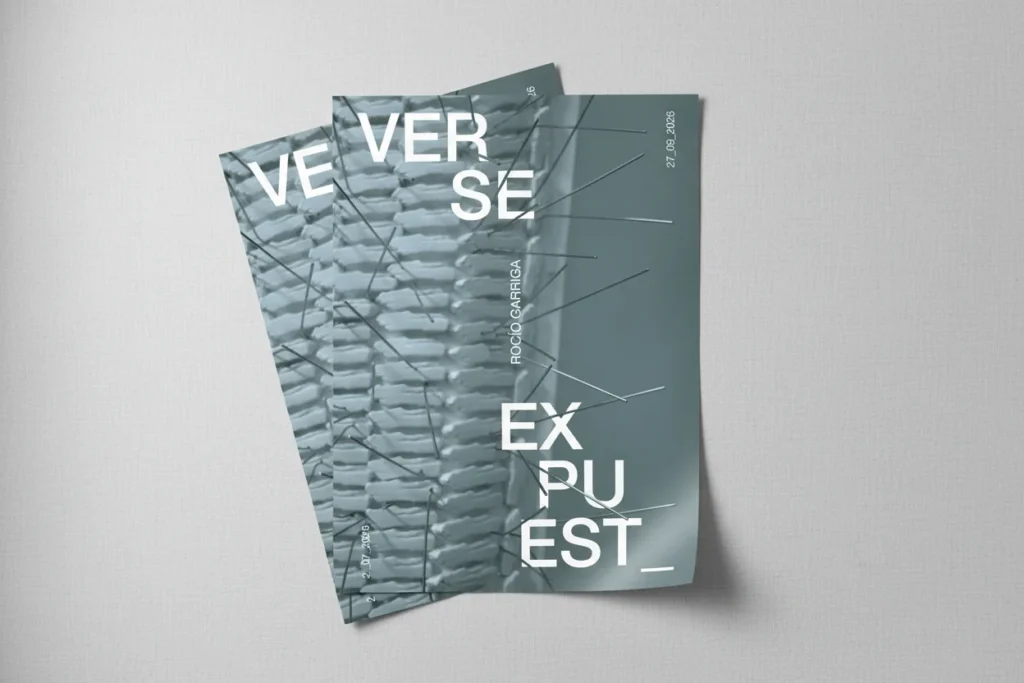 Carteles de Verse expuest_ de Rocío Garriga vistos desde arriba, diseñados por Creatias Estudio
