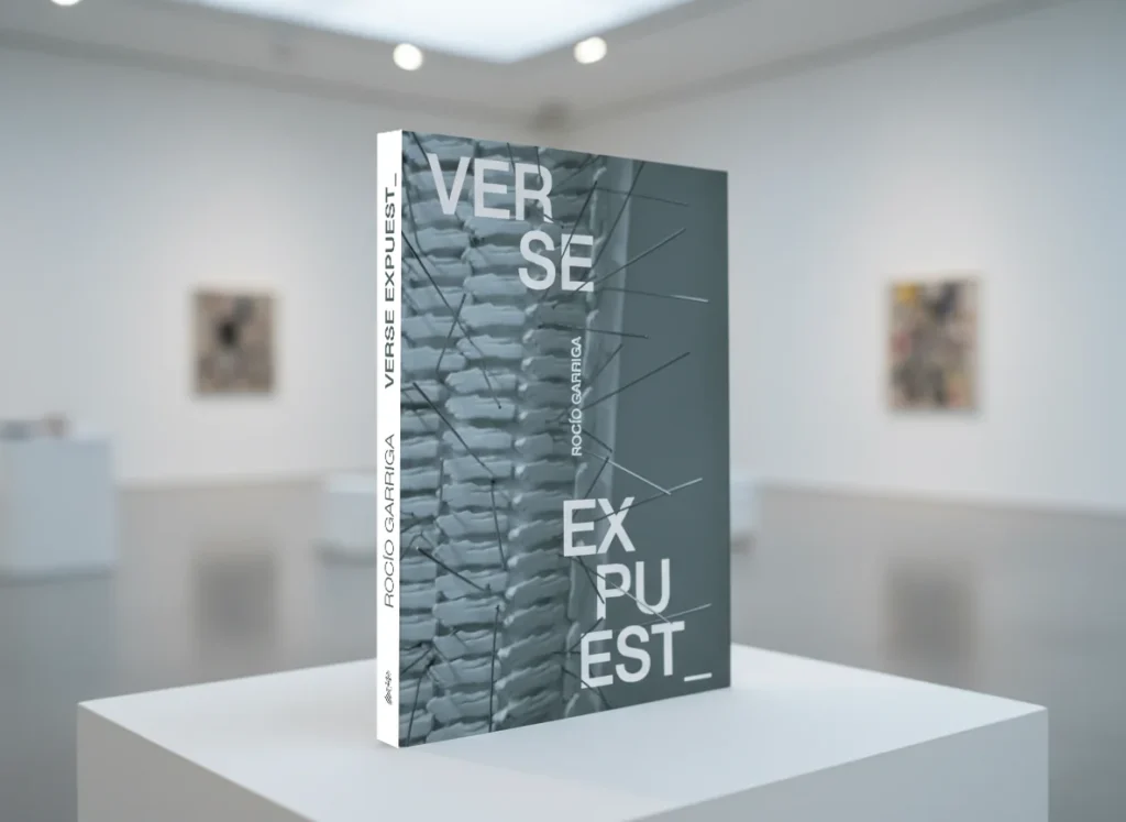 Catálogo Verse expuest_ de Rocío Garriga sobre una peana en sala, diseñado por Creatias Estudio