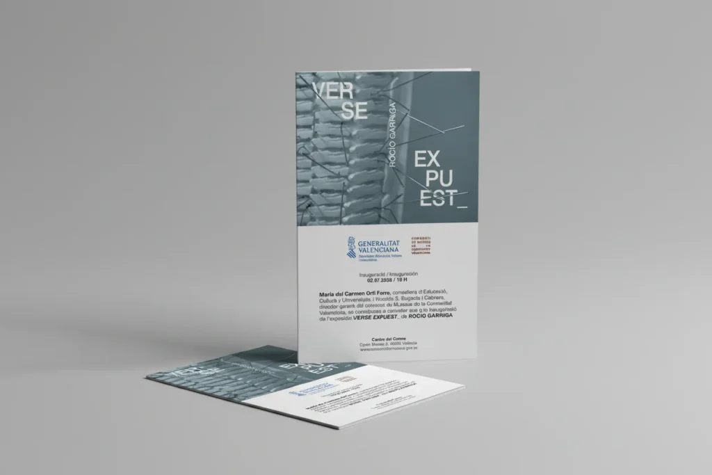 Invitación impresa de Verse expuest_ de Rocío Garriga, diseñada por Creatias Estudio