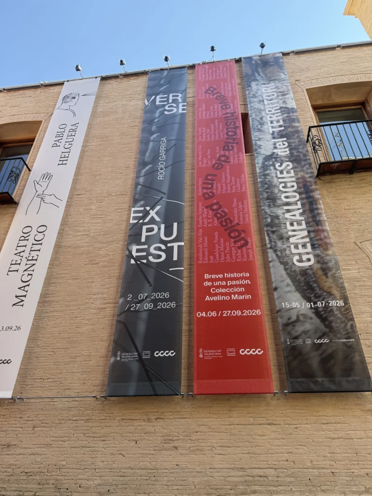 Lona de Verse expuest_ en la fachada del Centre del Carmen de València, diseñada por Creatias Estudio