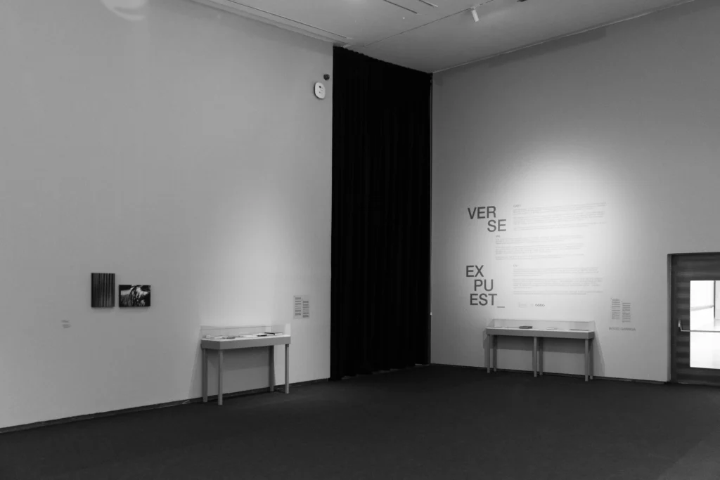Sala de la exposición Verse expuest_ con el título en vinilo sobre la pared, diseñado por Creatias Estudio