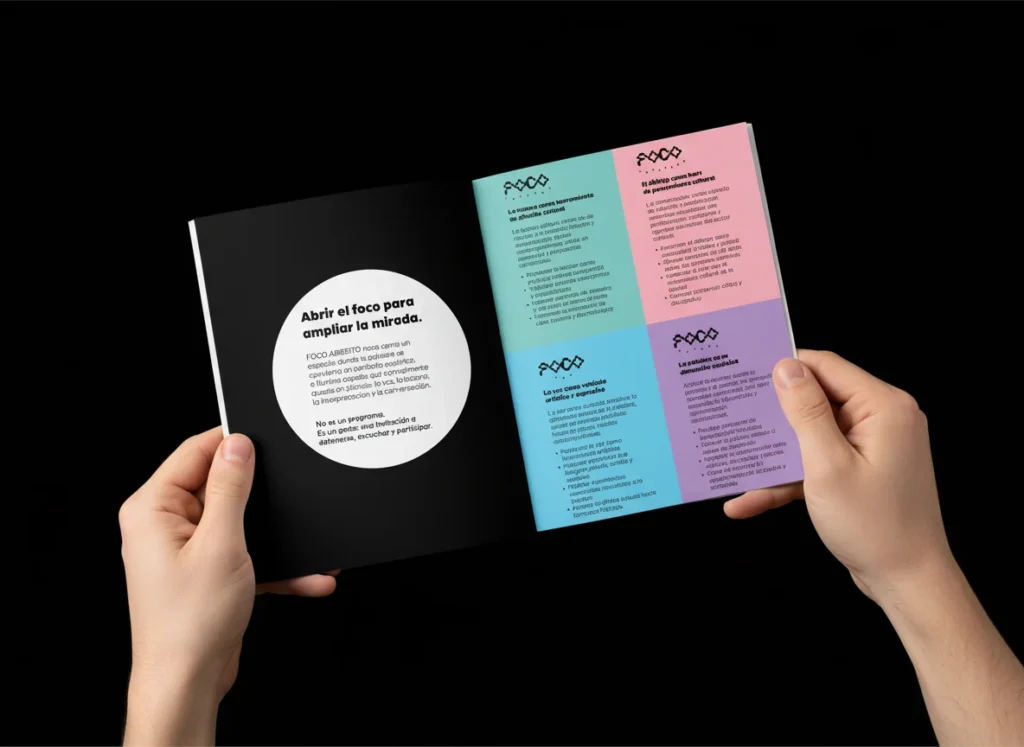 Libreto A5 con las cuatro submarcas de Foco Abierto del Teatre Flumen, diseñado por Creatias Estudio