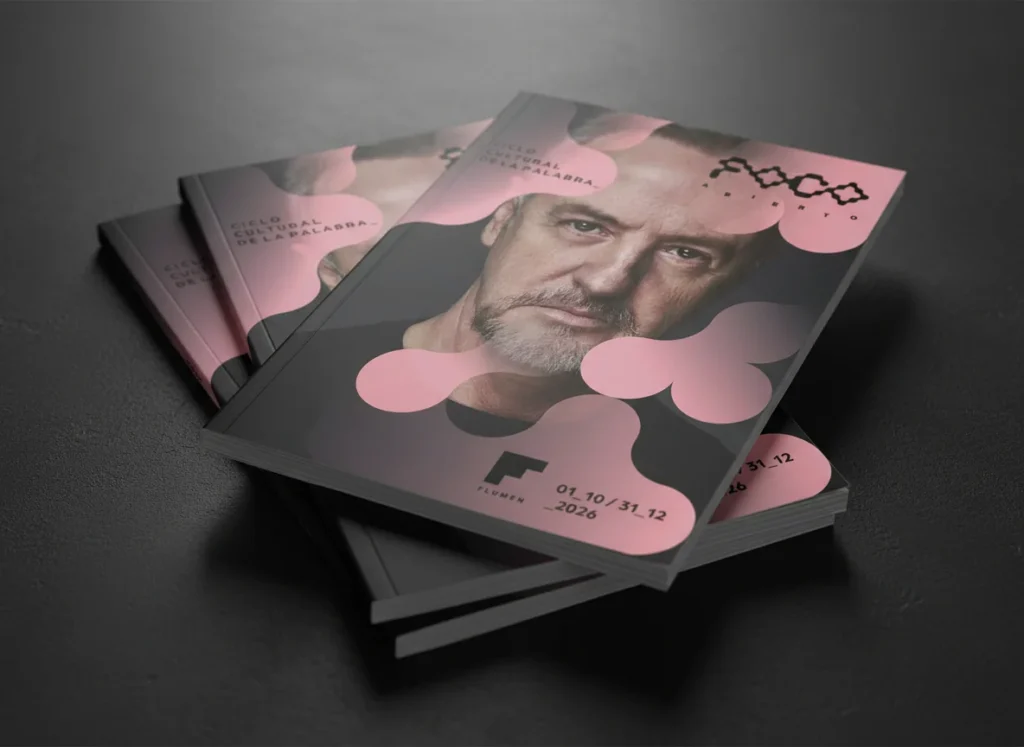 Libretos apilados con la cubierta del programa de Foco Abierto del Teatre Flumen, diseñado por Creatias Estudio