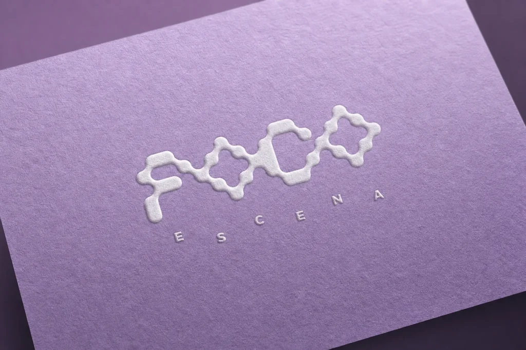 Logotipo en bajorrelieve de Foco Abierto Escena sobre papel de algodón violeta, diseñado por Creatias Estudio