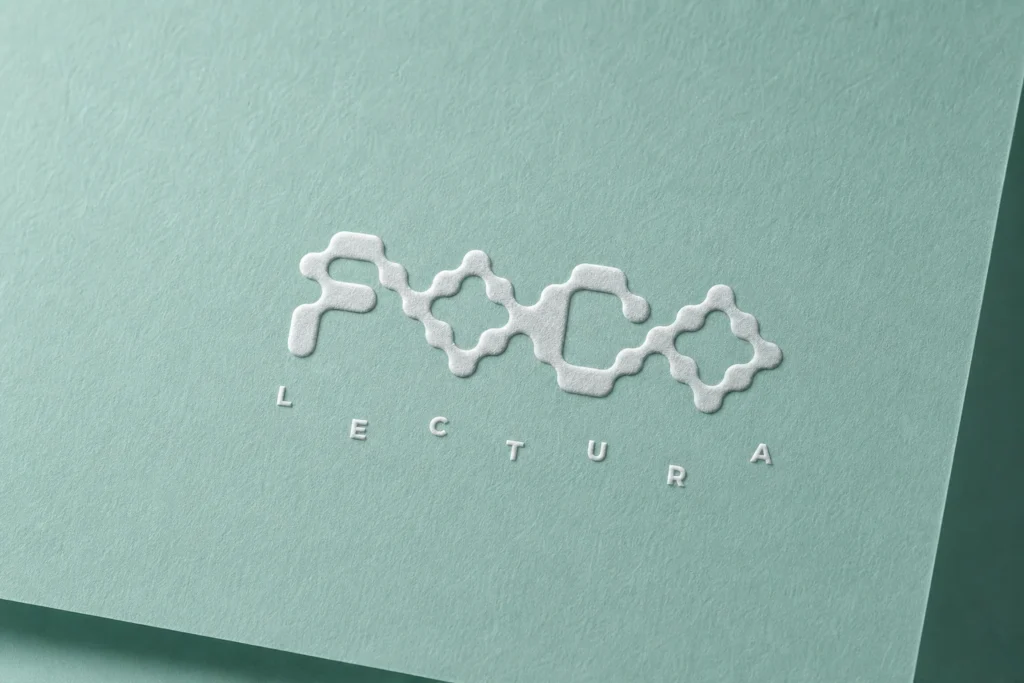 Logotipo en bajorrelieve de Foco Abierto Lectura sobre papel de algodón verde, diseñado por Creatias Estudio