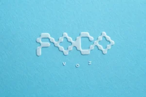 Logotipo en bajorrelieve de Foco Abierto Voz sobre papel de algodón azul, diseñado por Creatias Estudio