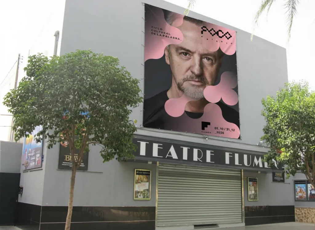 Lona en la fachada del Teatre Flumen con el cartel del ciclo Foco Abierto, diseñado por Creatias Estudio