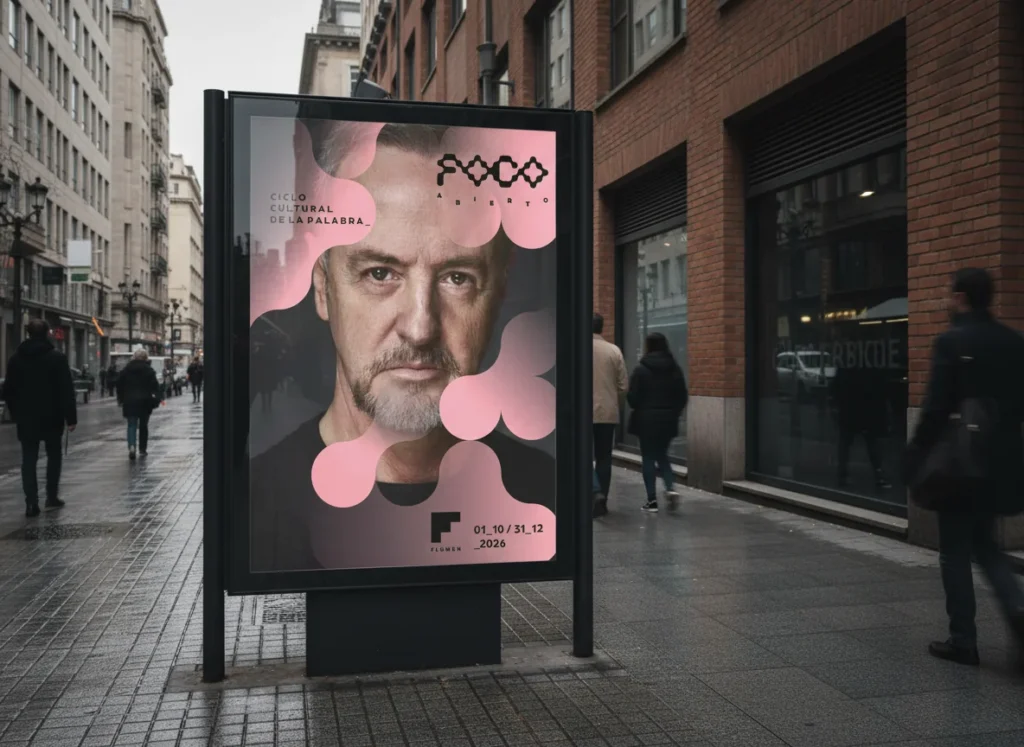 Mupi en la calle con el cartel del ciclo Foco Abierto del Teatre Flumen, diseñado por Creatias Estudio