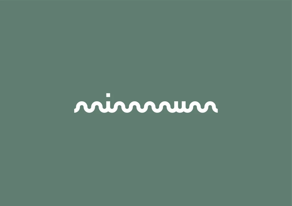 Distintivo de MIMMUM en blanco sobre fondo verde, diseñado por Creatias Estudio