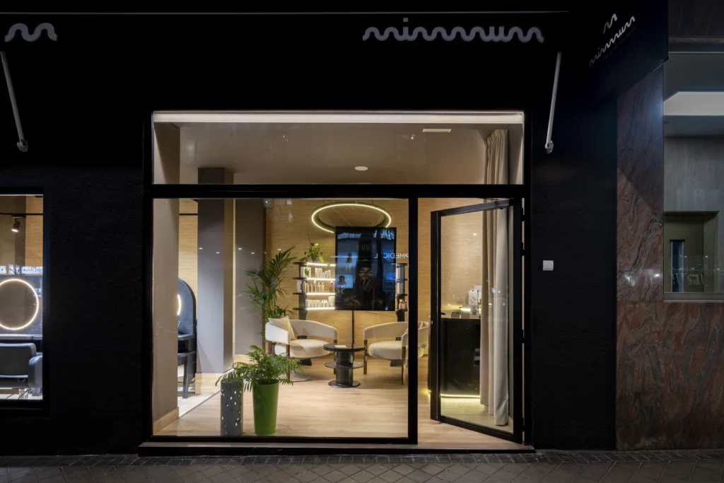 Fachada y entrada del salón MIMMUM con la rotulación exterior, diseñado por Creatias Estudio