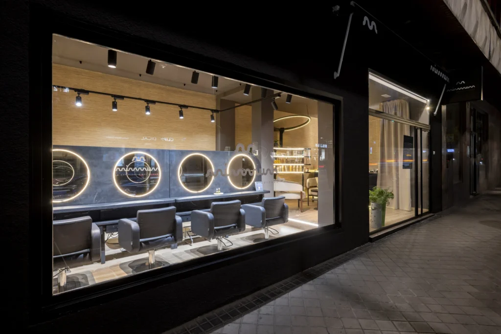 Escaparate lateral del salón MIMMUM con rotulación y banderola, diseñado por Creatias Estudio
