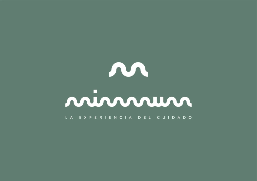 Logotipo de MIMMUM con el claim «la experiencia del cuidado» en blanco sobre fondo verde, diseñado por Creatias Estudio