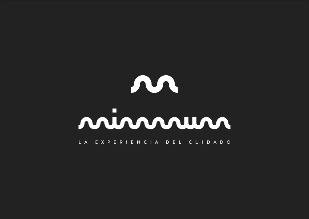 Logotipo de MIMMUM con el claim «la experiencia del cuidado» en blanco sobre fondo negro, diseñado por Creatias Estudio