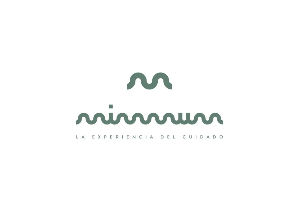Logotipo de MIMMUM con el claim «la experiencia del cuidado» en verde corporativo, diseñado por Creatias Estudio