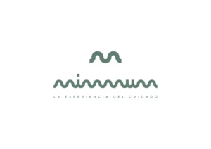 Logotipo de MIMMUM con el claim «la experiencia del cuidado» en verde corporativo, diseñado por Creatias Estudio
