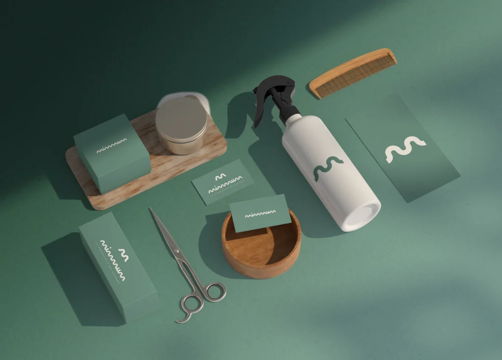 Papelería y piezas de marca de MIMMUM junto a utensilios de peluquería, diseñado por Creatias Estudio