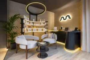 Recepción de MIMMUM con el símbolo retroiluminado, interiorismo de Carlos Roma, diseñado por Creatias Estudio