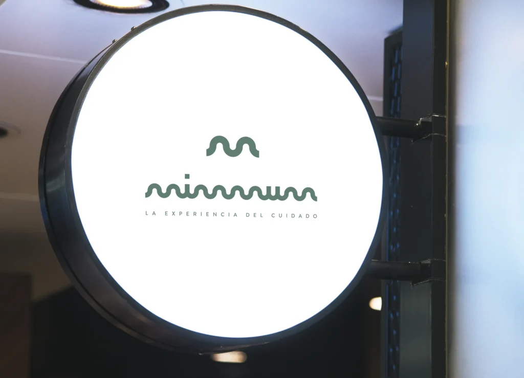 Rótulo luminoso circular de MIMMUM con el logotipo y el claim, diseñado por Creatias Estudio