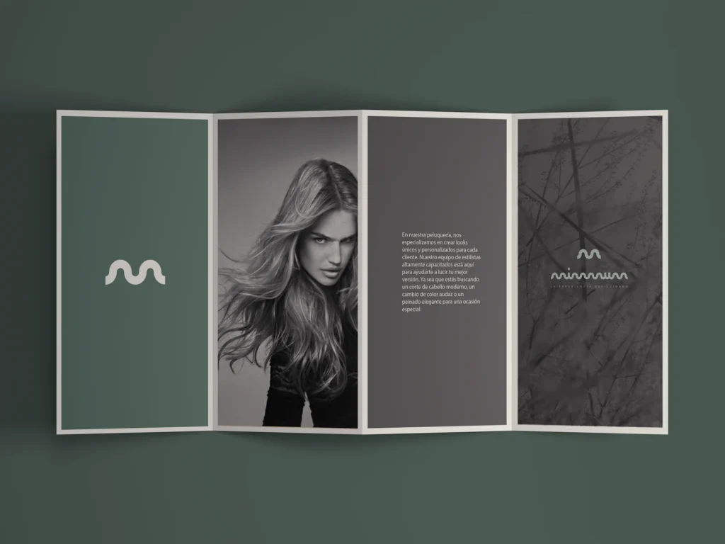 Tríptico de MIMMUM con el símbolo, fotografía en blanco y negro y el logotipo, diseñado por Creatias Estudio