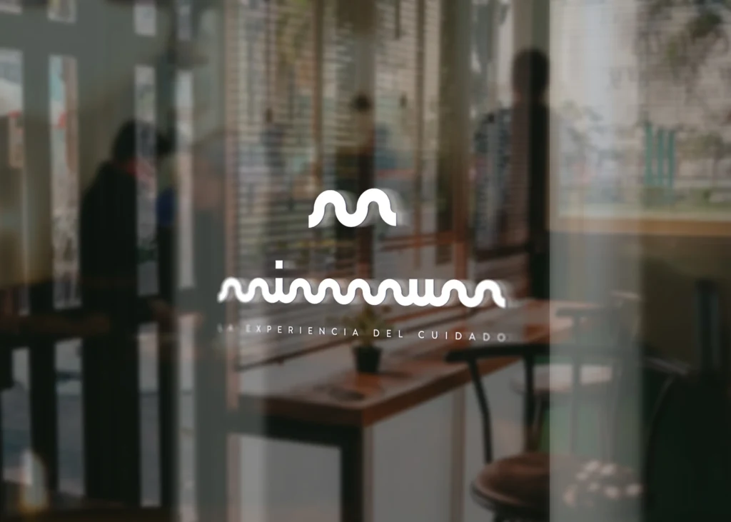 Vinilo del logotipo de MIMMUM aplicado sobre cristal, diseñado por Creatias Estudio